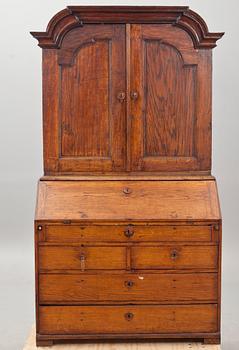 SNEDKLAFFSEKRETÄR med ÖVERSKÅP, 1800-tal.