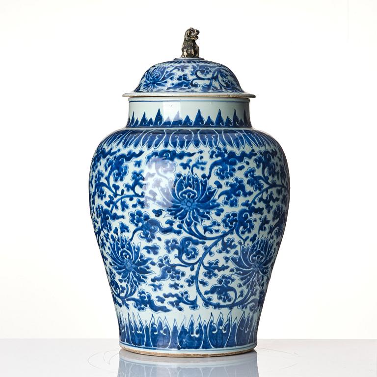 A blue and white lotus jar with cover, Qing dynasty, Kangxi (1662-1722).