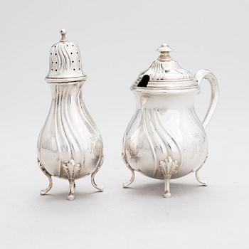 Ströare och senapsburk, silver, kontrollstämplad A. Tillander, Helsingfors 1926.