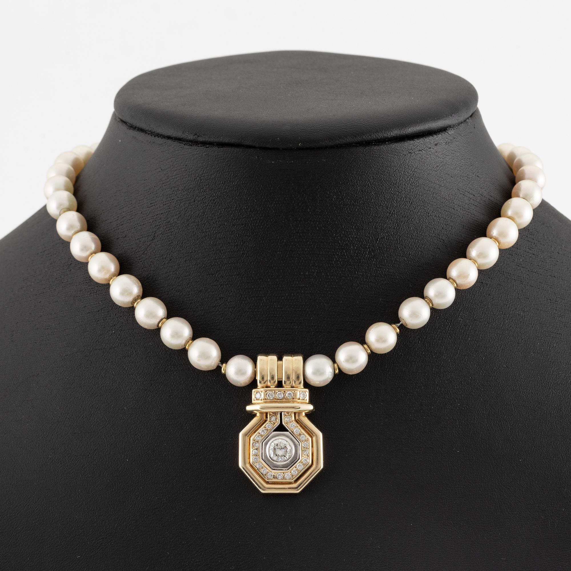 Pearl necklace with cultured pearls, pendant 14K gold set with brilliant-cut diamonds.