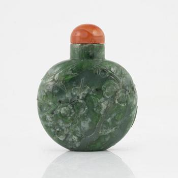 A Chinese snuff bottle, 20th Century.