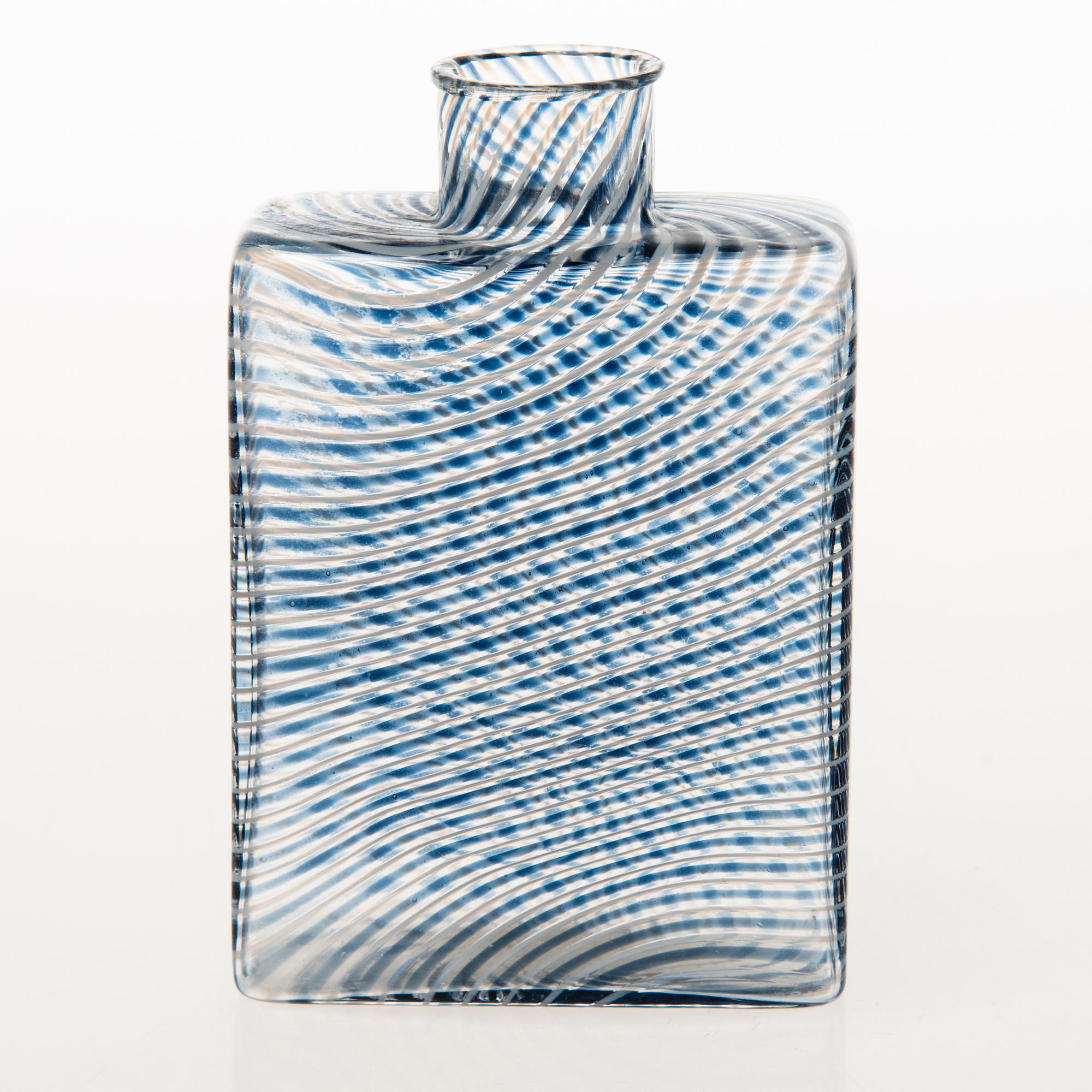A Kaj Franck flask in filigran glass. Signed Kaj Franck Nuutajärvi Notsjö 1981 and numbered 439/1000.