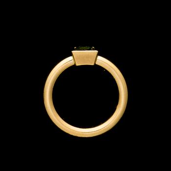 RING, 18K guld, grön turmalin. Torbjörn Tillander, Helsingfors 1998. Vikt ca 7,7 g.