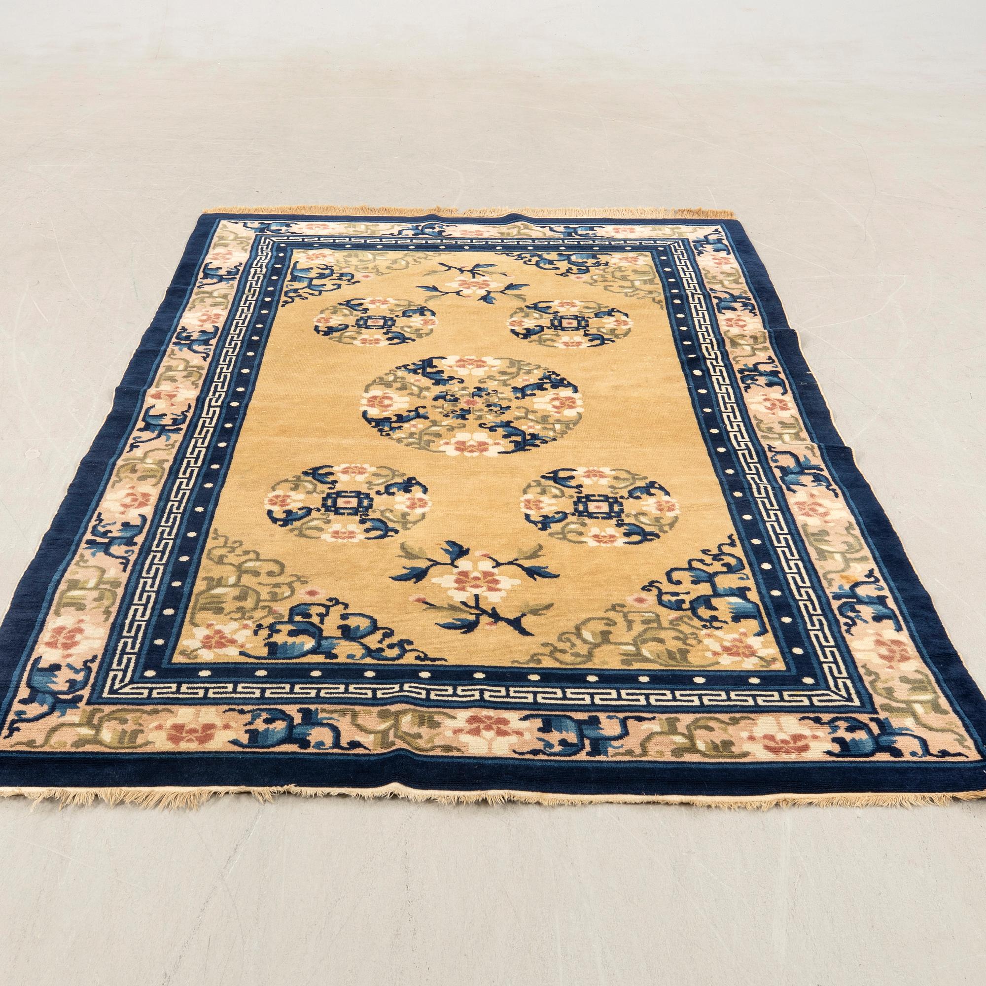 Rug, China antique finish approx. 244x153 cm.