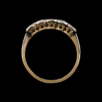 RING, 18k guld med en rubin, 2 blå safirer samt 2 gammalslipade diamanter. Gustav Dahlgren & Co, Malmö. Vikt 2 g.