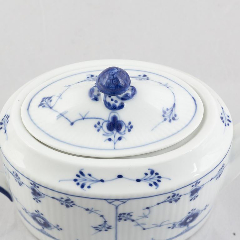 Tekanna, empirestil, Royal Copenhagen, "Musselmalet", modell 254, 1898-1923.