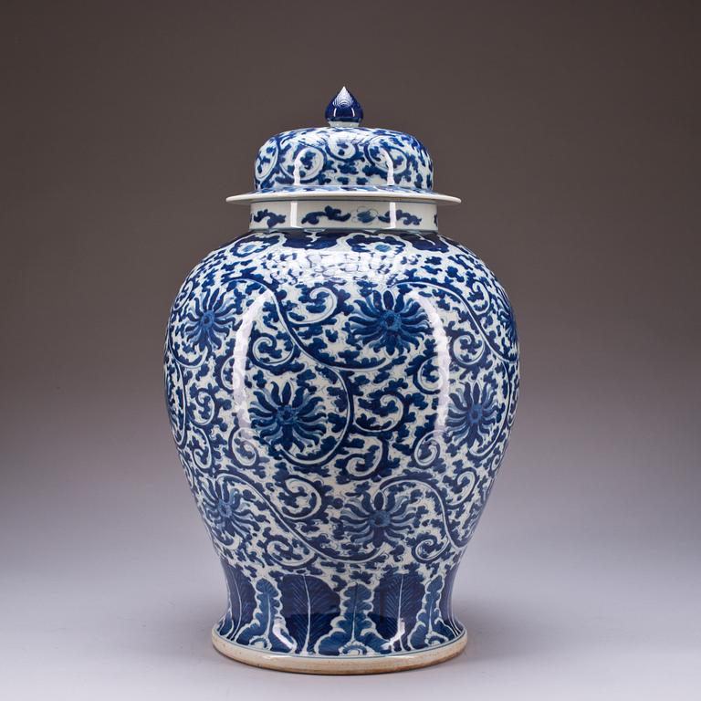 URNA MED LOCK, porslin. Kina, 1800-talets andra hälft.