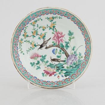 A Chinese porcelain dish, early 20th century.