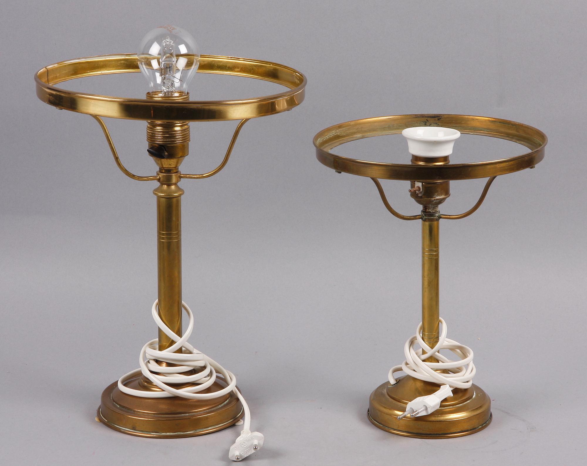 BORDSARMATURER, 2 st, mässing o glas. 1900-tal.