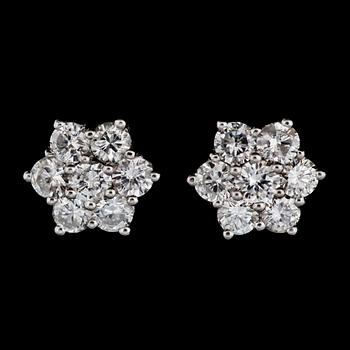 176. A pair of  diamond flower earrings, tot. app. 1.90 cts.