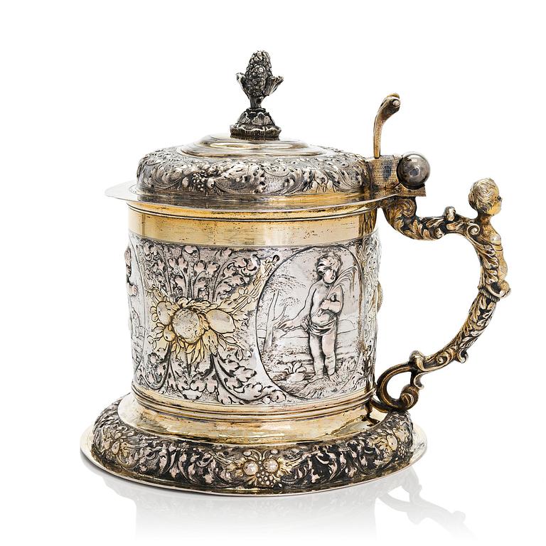 A parcel-gilt tankard, presumably German, with indistinct marks, around the turn of the 17th/18th century. Baroque.