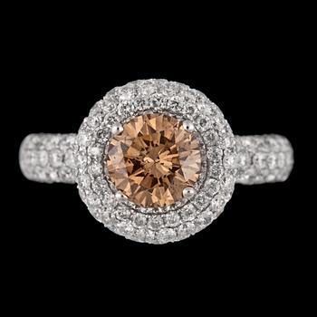 A brandy coloured diamond, 1.33 cts, ring and white diamonds, tot. app. 1.90 cts.