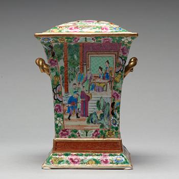 TULPANVAS, porslin. Kanton, Qingdynastin, 1800-tal.