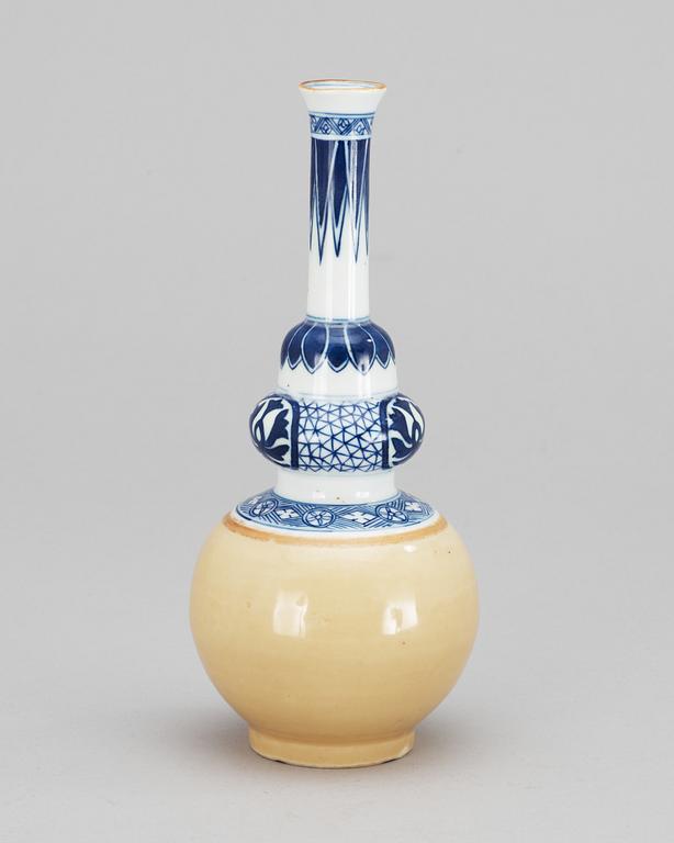 A blue and white glazed vase, Kangxi style, Qing dynasty.