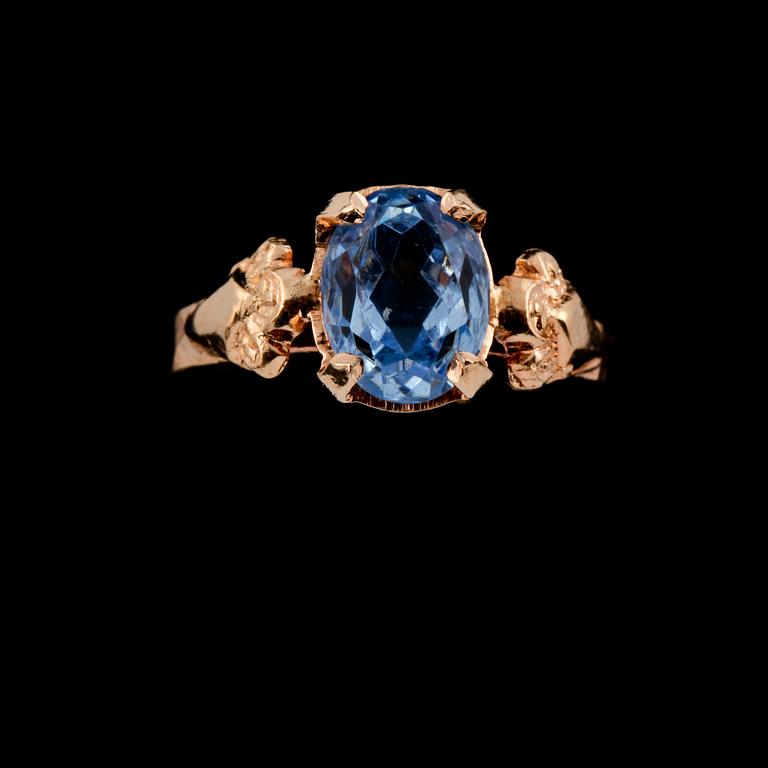 RING, 18K guld med fasettslipad syntetisk spinell, Varese, Italien. Vikt 2,5 g.