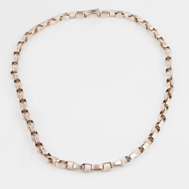 SVEN ERIK HÖGBERG a silver necklace.