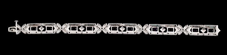 ARMBAND, sterlingsilver, ametister tot ca 11.00 ct, vita topaser tot ca 1.50 ct.