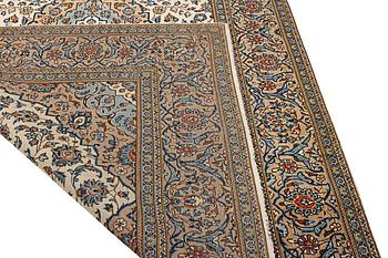 A Kashan carpet, a. 306 x 197 cm.