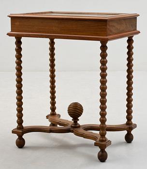 MONTERBORD, nygotik, sent 1800-tal.