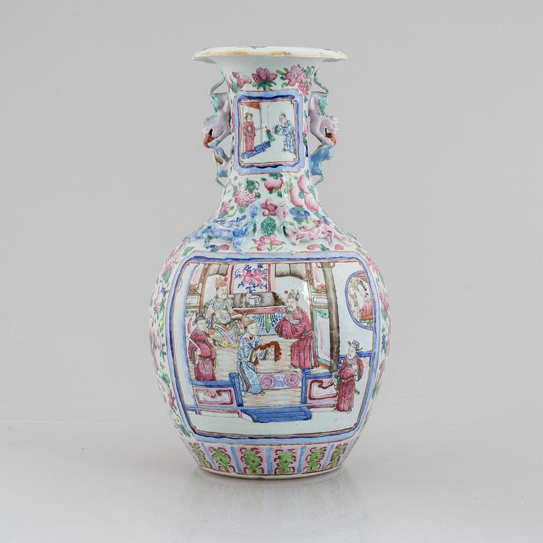 A porcelain vase, China, Qingdynasty, 19th century.
