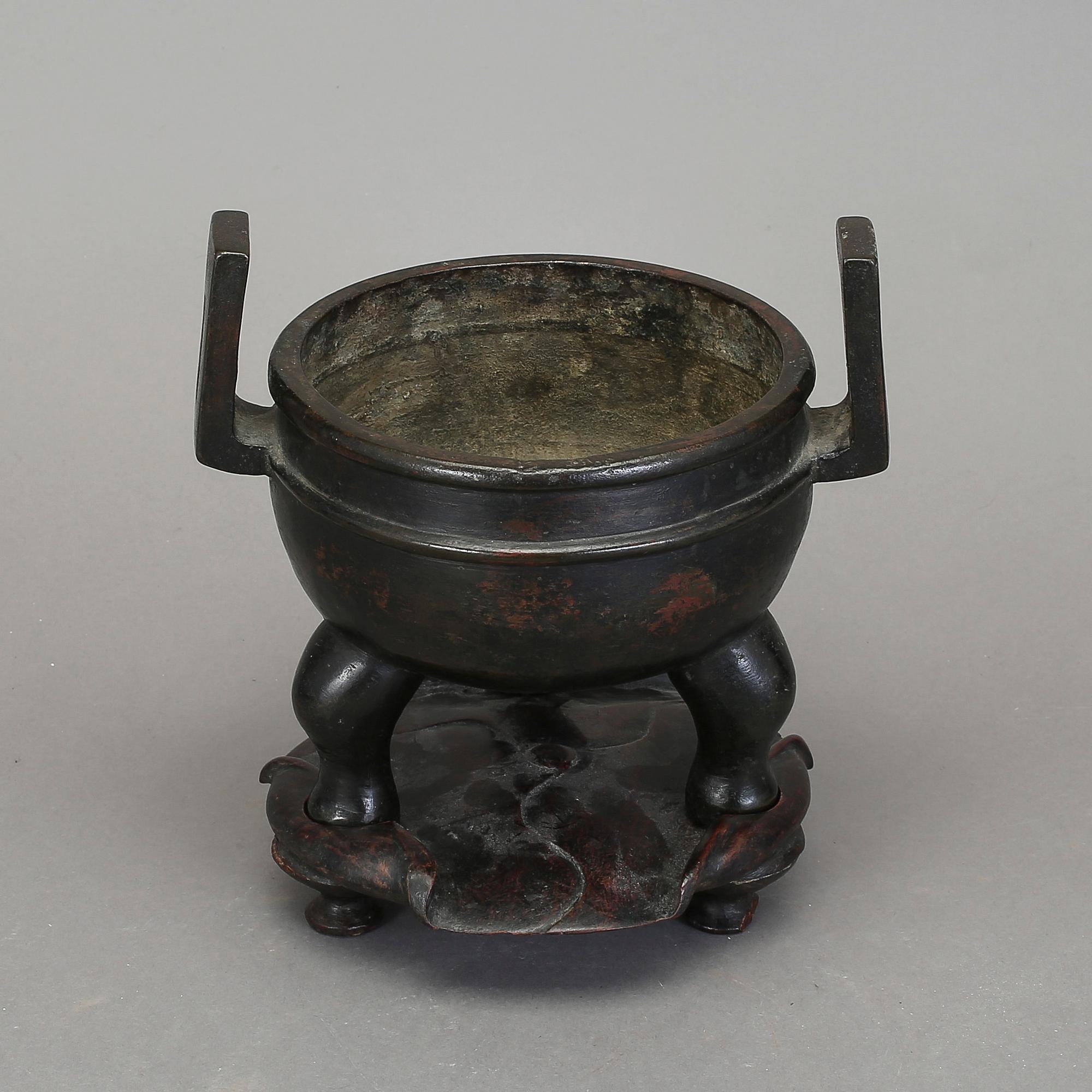 RÖKELSEKAR, patinerad gulmetall, trol Japan, 1800-tal.