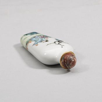 A famille rose snuff bottle, Qing dynasty (1644-1912) with seal mark.