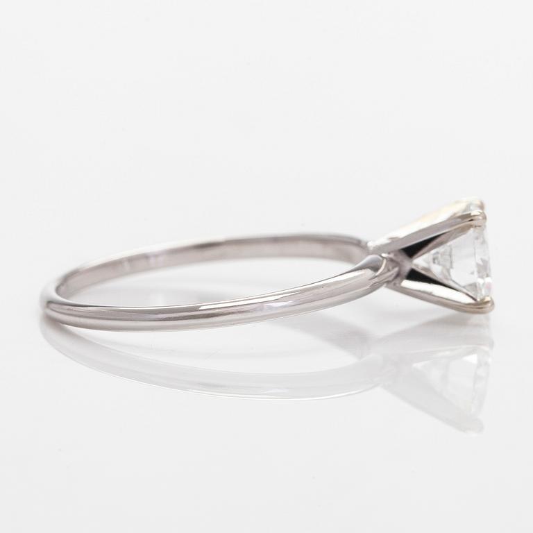 Ring, 14K vitguld, med briljantslipad diamant ca 1.02 ct. Med GIA certifikat.