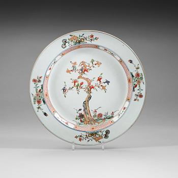 223. A large famille verte serving dish, Qing dynasty, Kangxi (1662-1722).