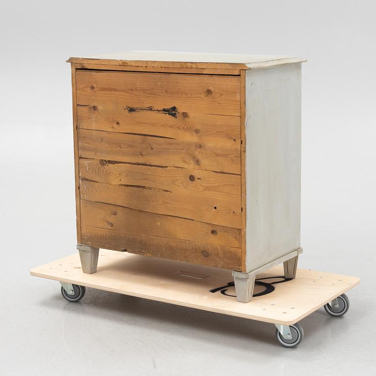 A chest of drawers, early 20th century.