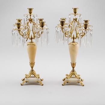 KANDELABRAR, 1 par, alabaster och förgylld mässing,  nyrokoko, 1800-talets andra hälft.