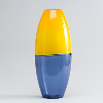 A CENEDESE VETRI GLASS VASE, Murano alter part of the 20th century.