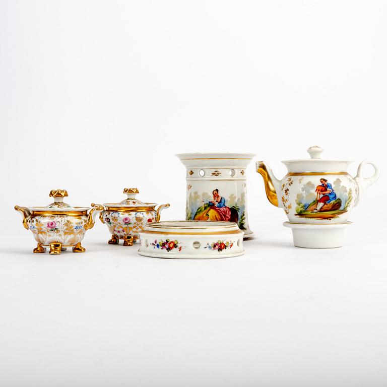 Tekanna med värmeställ samt  miniatyrterriner ett par 1800-talets mitt porslin.