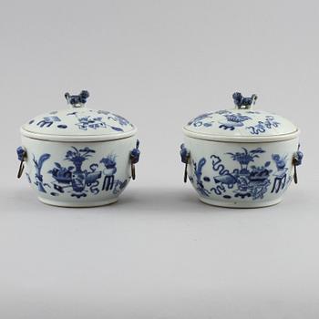 KANISTRAR, ett par, porslin, Kina, 1900-tal.