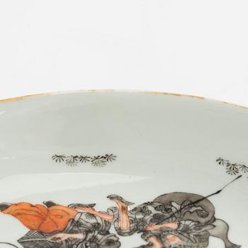 Lautasia, 3 kpl, posliinia, myöhäinen Qing-dynastia/1900-luvun alkupuoli.