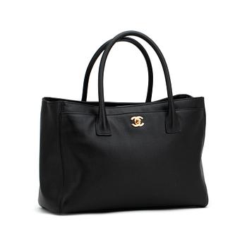 562. CHANEL,  a black leather bag.