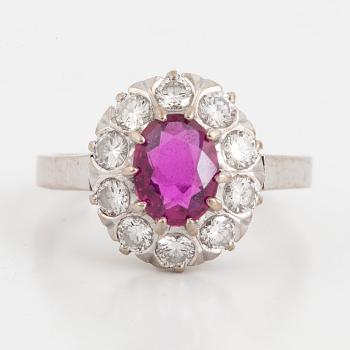 RING, med ovalslipad rubin 0.99 ct samt briljantslipade diamanter totalt 0.71 ct.