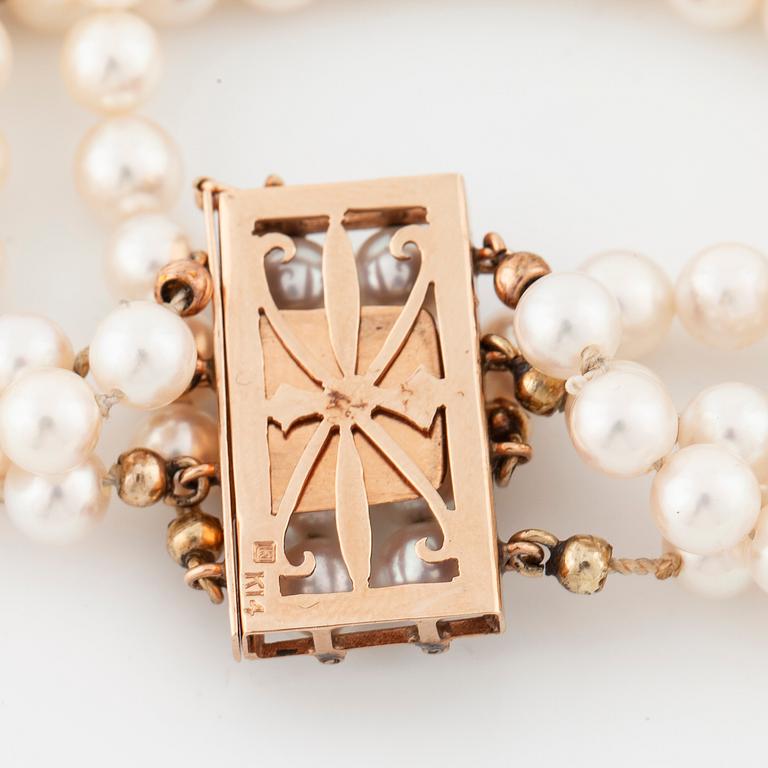 A cultured pearl bracelet.