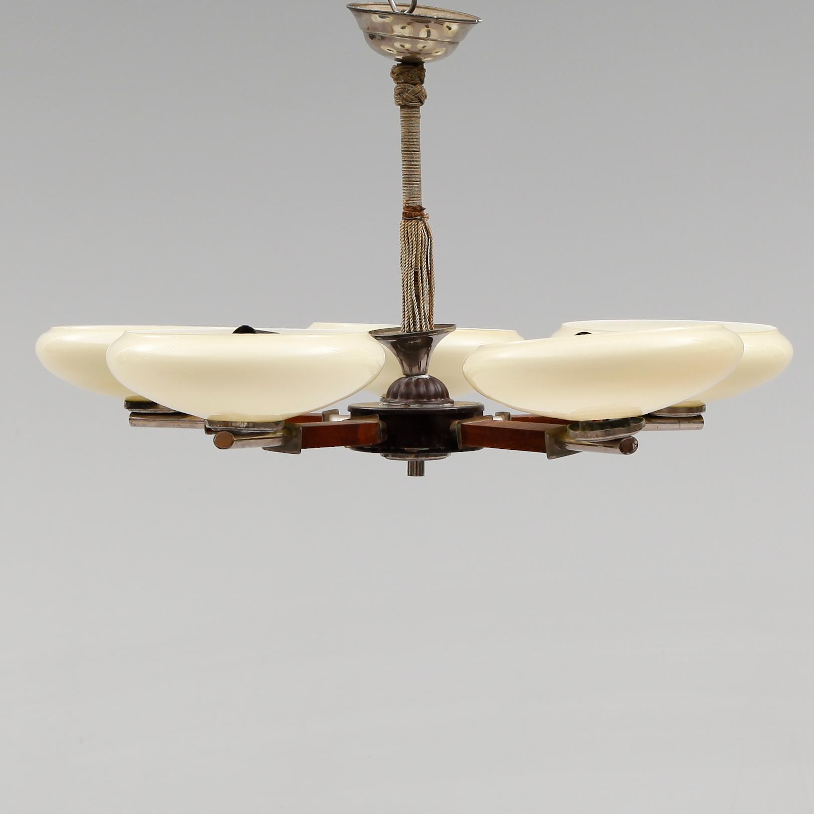 TAKLAMPA, 1900-talets första hälft. Höjd 42 cm.