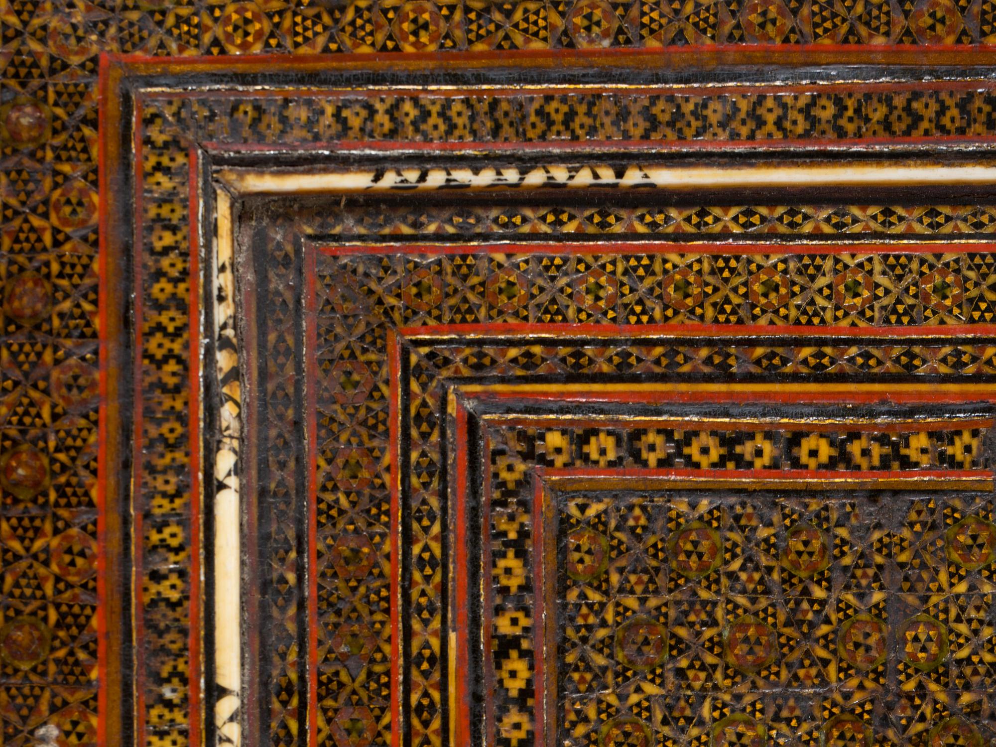 KORANHÅLLARE, mosaik, 1800-tal.