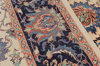 A Heris carpet, approx. 469 x 353 cm.