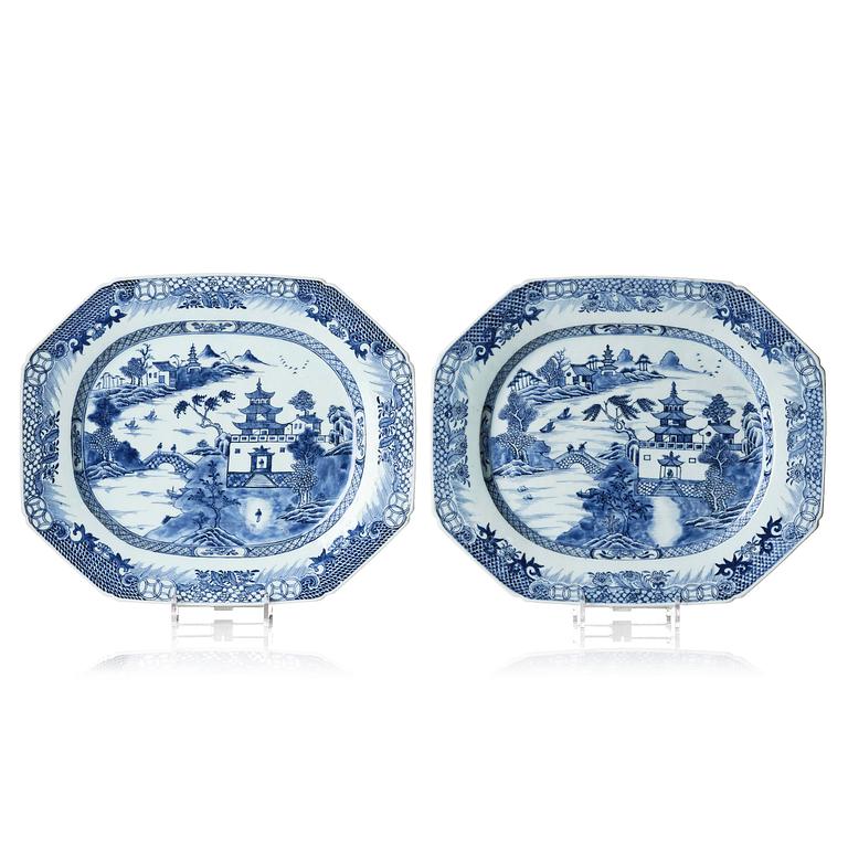 A pair of chargers, porcelain Qianlong 1736-95.