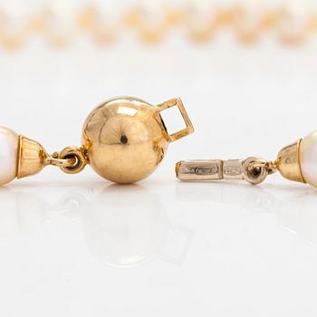 A set of cultured pearl necklace and bracelet, clasps in 18K gold. Italy.