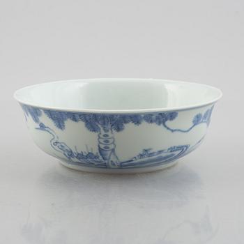A group of three Chinese blue and white porcelain bowls, late Qing dynasty / early 20th century.