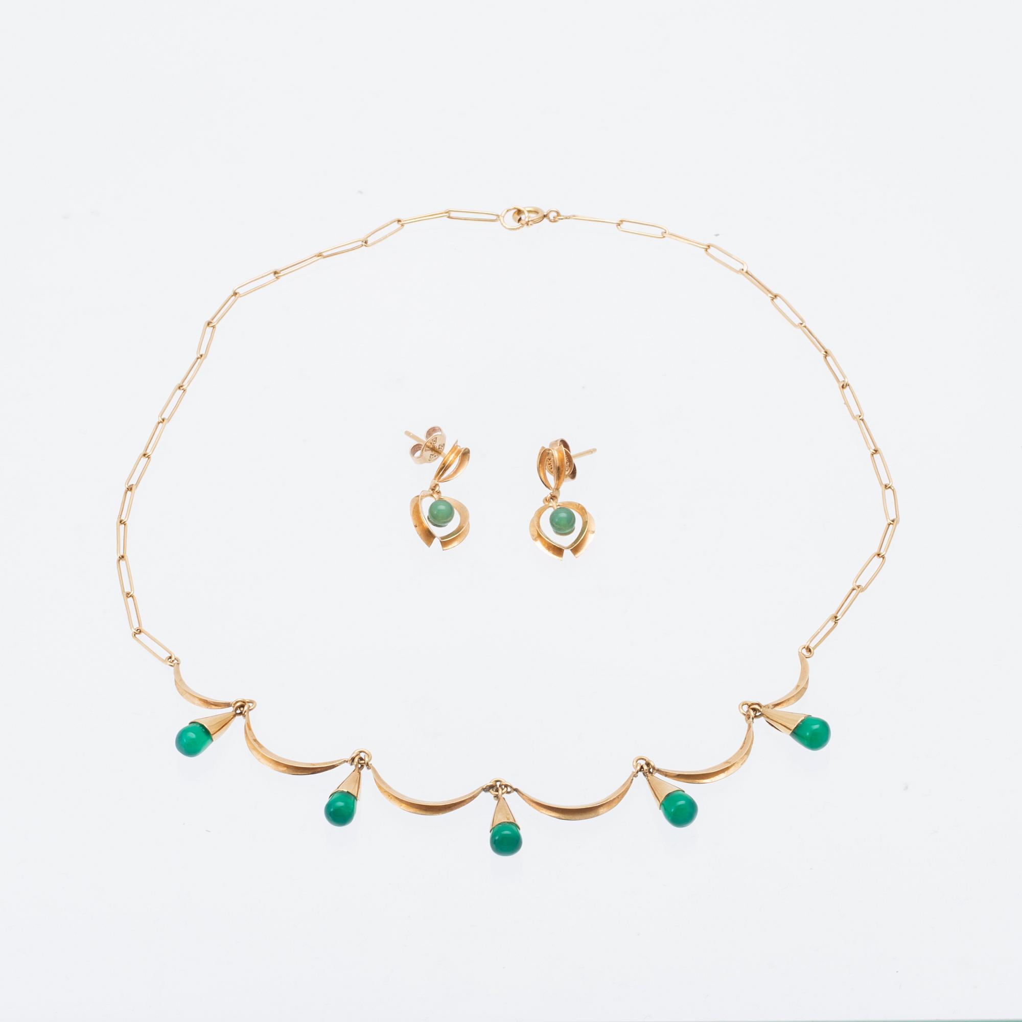 An 18K gold neckalce and a pair of earring set with green stones.