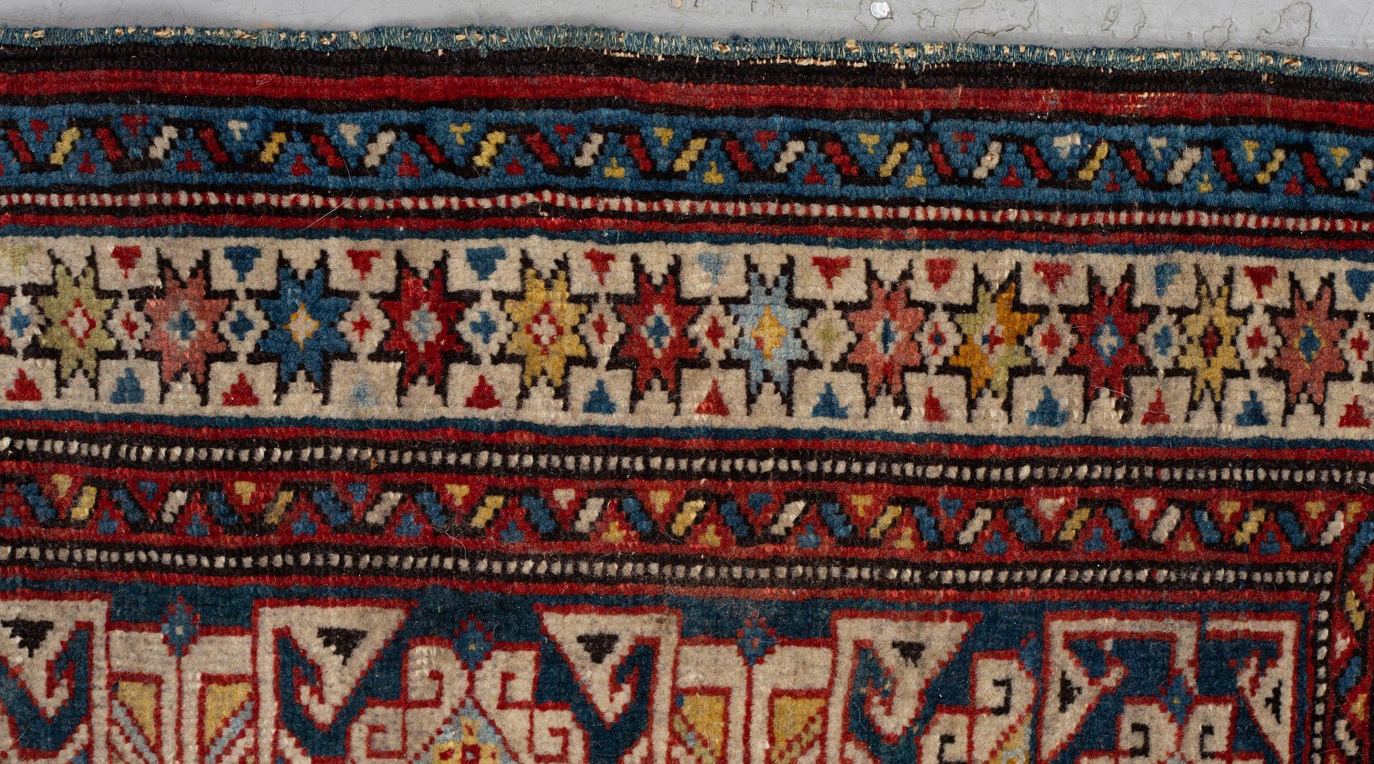 Matta, antik/semiantik Shirvan sannolikt, ca 178-180 x 125-129,5 cm (kortsidorna inklusive 2-2,5 cm "slätväv"),