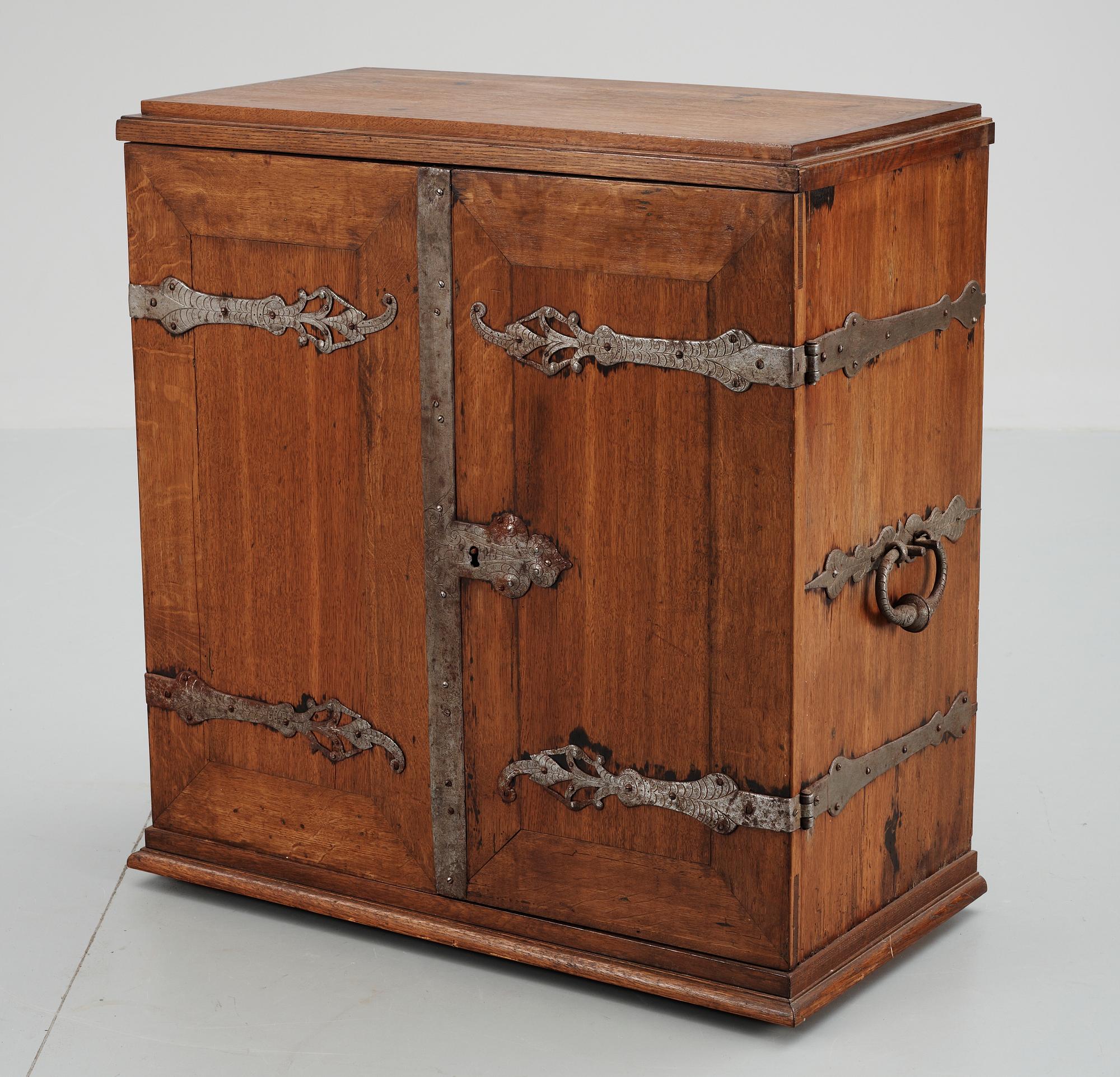 KABINETTSKÅP, barockstil, sent 1800-tal.