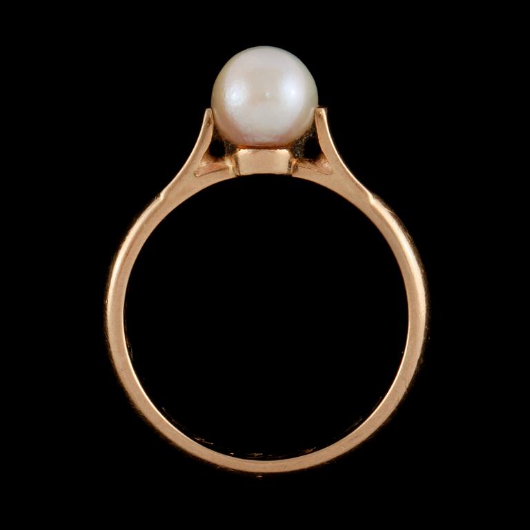RING, 18k guld med odlad pärla, Harald Grahm, Alingsås, 1943. Vikt 5 g.