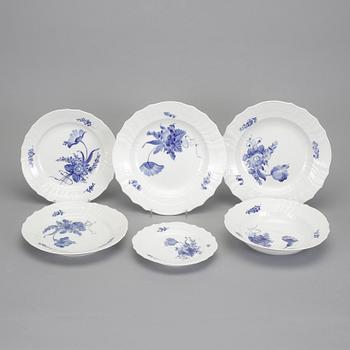 SERVISPORSLIN, porslin, 82 delar, "Blå Blomst" Royal Copenhagen, Danmark.