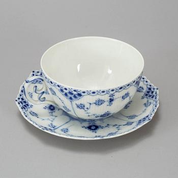 TEKOPPAR med FAT, 6 st, porslin, "Musselmalet helblond", Royal Copenhagen, Danmark.