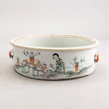 A Chinese porcelain 19th century dish.